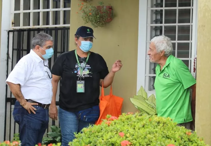 Para el ministro Luis Sucre (izq.) lo fundamental es cortar la transmisión del virus.