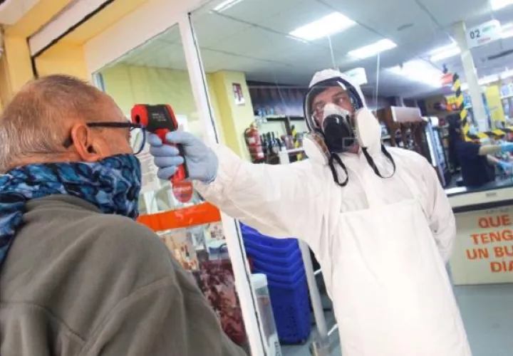 El termómetro infrarrojo es utilizado como herramienta en los protocolos sanitarios para medir la temperatura de quienes ingresan a comercios.
