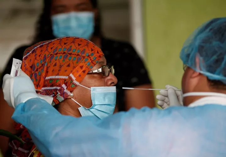 Personal médico sigue realizando tomas de muestras de hisopados para detectar COVID-19 en Panamá. Foto: EFE
