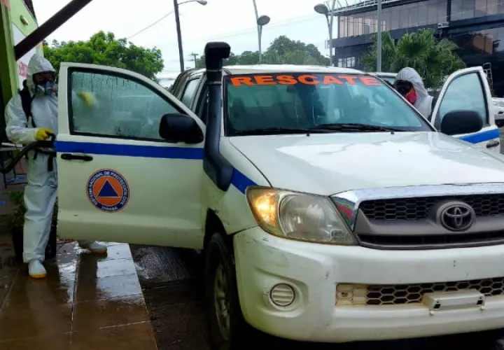 En la limpieza de los autos se aplicó un producto a base de hipoclorito de sodio estabilizado. Fotos: Mayra Madrid.