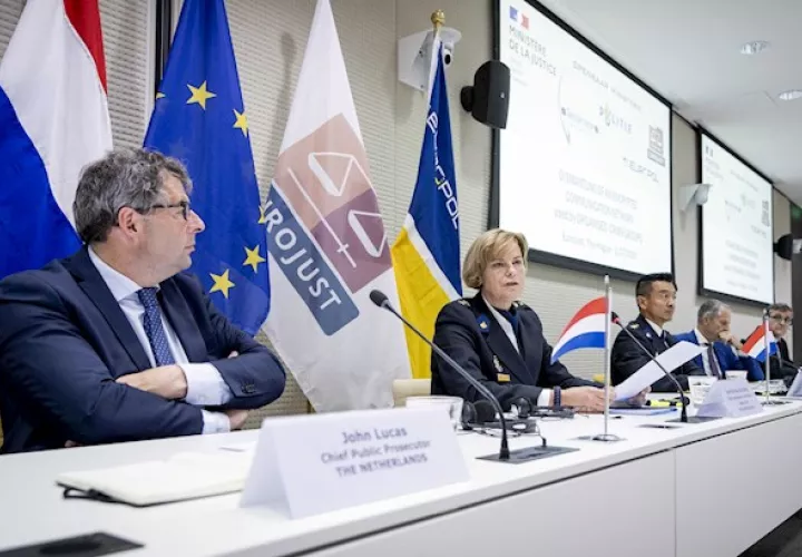La operación, coordinada por las agencias europeas Eurojust y Europol desde La Haya, buscaba desmantelar una red telefónica encriptada, EncroChat, utilizada por las redes criminales para comunicarse.
