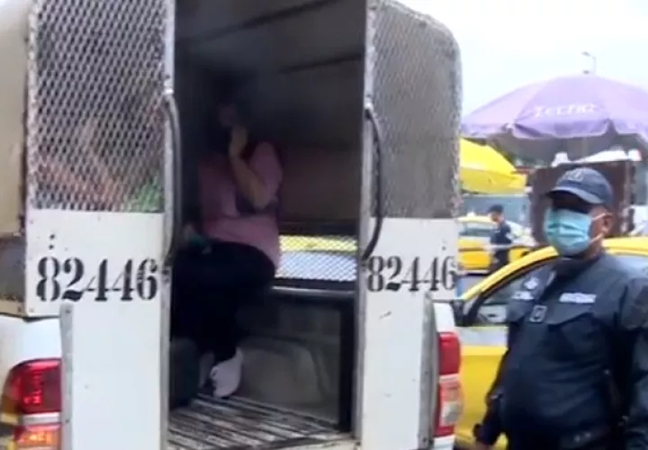 Varias mujeres también fueron detenidas, porque estaban  fuera de la hora que les correspondía. 