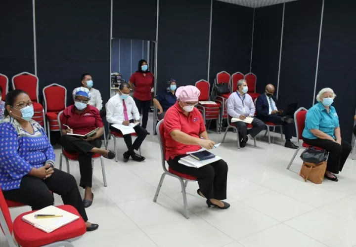 Docentes reciben capacitación ante los cambios que ahora demanda el sistema educativo con la llegada del coronavirus. 