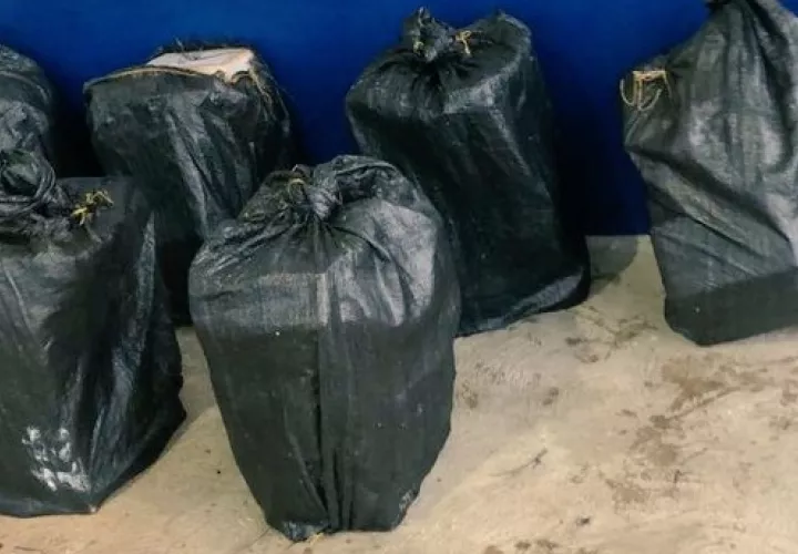 La droga fue incautada en una embarcación artesanal y fueron detenidos dos ecuatorianos y un colombiano.