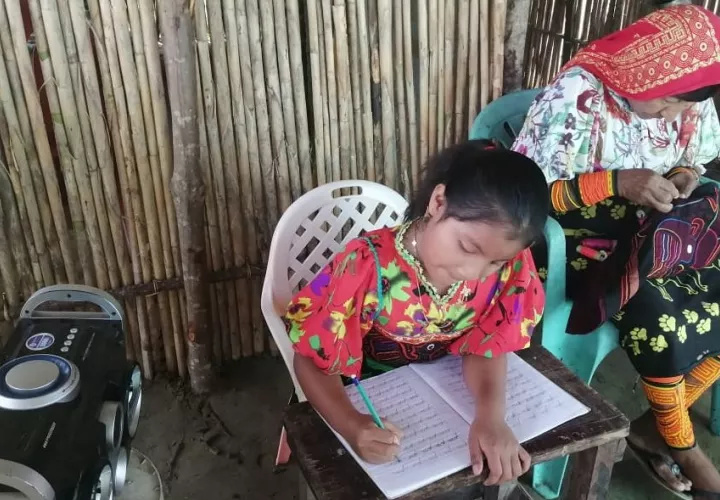 Los estudiantes están recibiendo clases por radio y televisión.