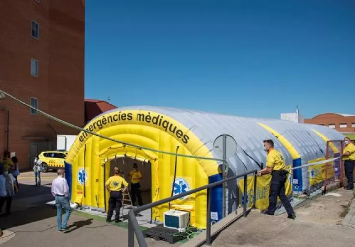 La comarca ha registrado ocho brotes, con más de 4.000 positivos, 356 nuevos contagios en la última semana, y las personas con coronavirus ingresadas en el hospital de Lérida se triplicaron en los últimos diez días. FOTO/EFE