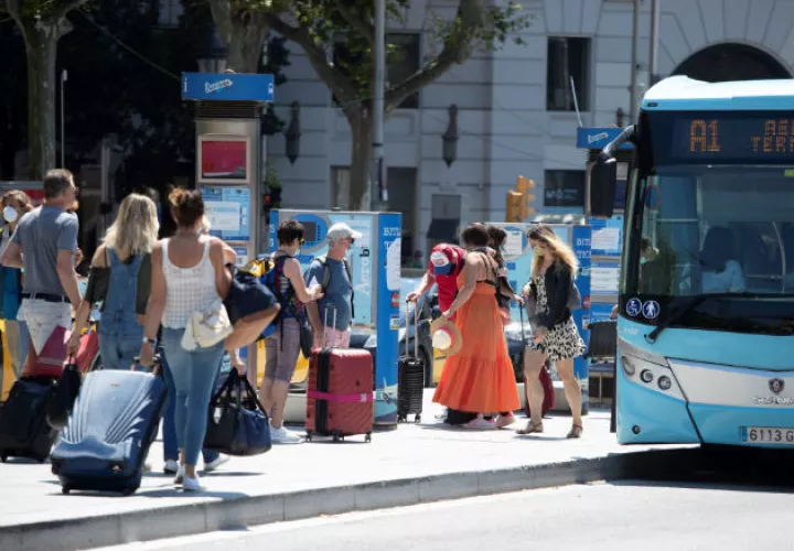 Un grupo de visitantes en las Ramplas, Barcelona, este lunes, cinco días después de la apertura de fronteras tras el estado de alarma. EFE.