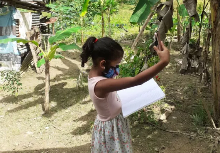 Los alumnos tienen que ir a los potreros para buscar señal y poder conectarse a las clases virtuales. Fotos: Diómedes Sánchez.