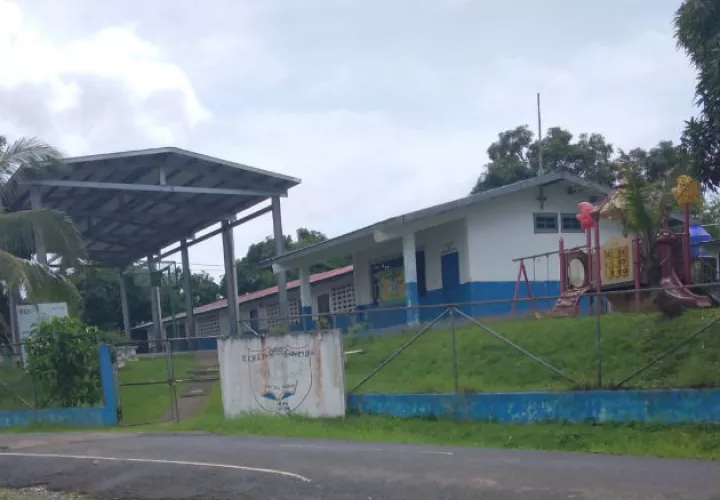 Los alumnos tienen que ir a los potreros para buscar señal y poder conectarse a las clases virtuales. Fotos: Diómedes Sánchez.