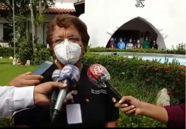 Imagen de archivo de la Dra. Gladys Novoa haciendo declaraciones a medios de prensa. Fotos: José Vásquez/Archivo.