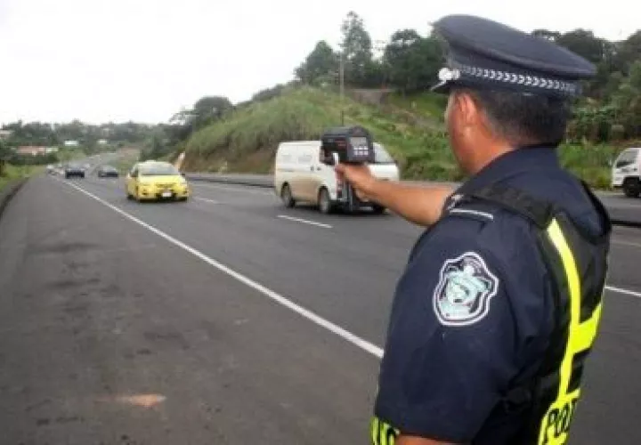 Las unidades tránsito de la Policía Nacional se encuentran apostadas en diferentes puntos 