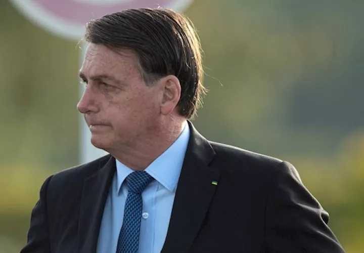 Durante los últimos meses, Bolsonaro ha desafiado casi a diario al virus, al que llegó a calificar de "gripecita", circulando por las calles en plena cuarentena.
