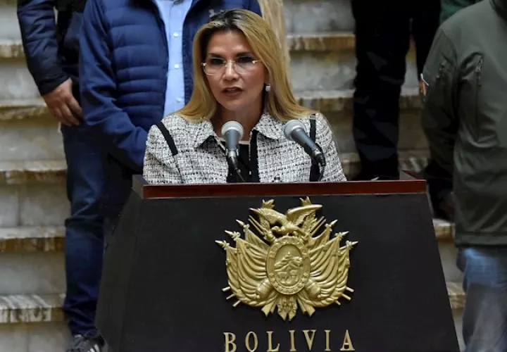 La mandataria transitoria añadió que estará en cuarentena durante unos catorce días hasta que se haga una nueva prueba para ver cómo se encuentra entonces.