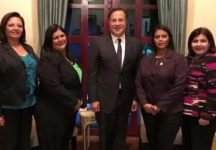 Vielka Broce, Tania Sterling, Juan Carlos Varela, Zuleyka Moore y Ruth Morcillo, en una foto muy amena en la Presidencia de la República. Archivo