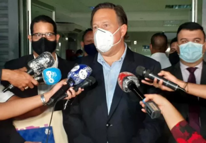 Varela acompañado de los abogados Erasmo Muñoz (izq.) y Orison Cogley (der.), este último  fue cercano colaborador de  Kenia Porcell y renunció al MP en 2018. Víctor Arosemena