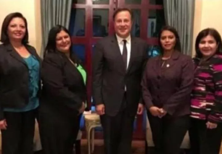 En una situación inusual entre un presidente y fiscales, Varela posó muy amigablemente con Tania Sterling, Ruth Morcillo y Zuleya Moore. 