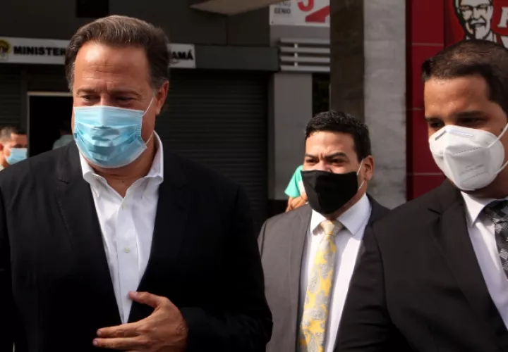 Juan Carlos Varela junto a su abogado Erasmo Muñoz en la Fiscalía Anticorrupción del Ministerio Público. Víctor Arosemena