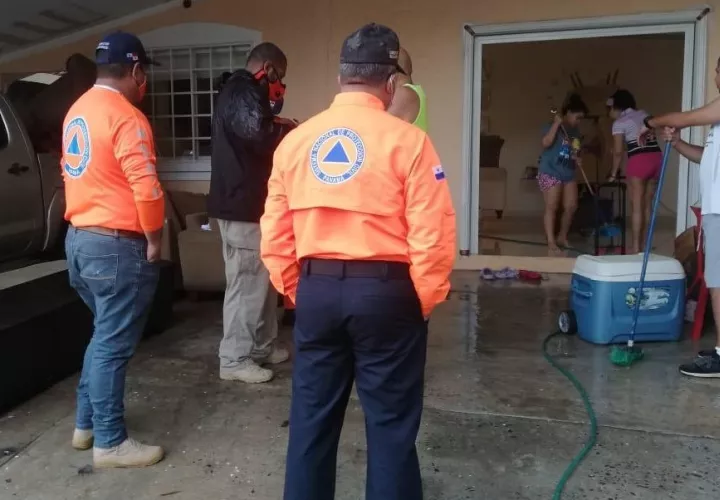 Familia afectada por las inundaciones en Panamá Oeste.