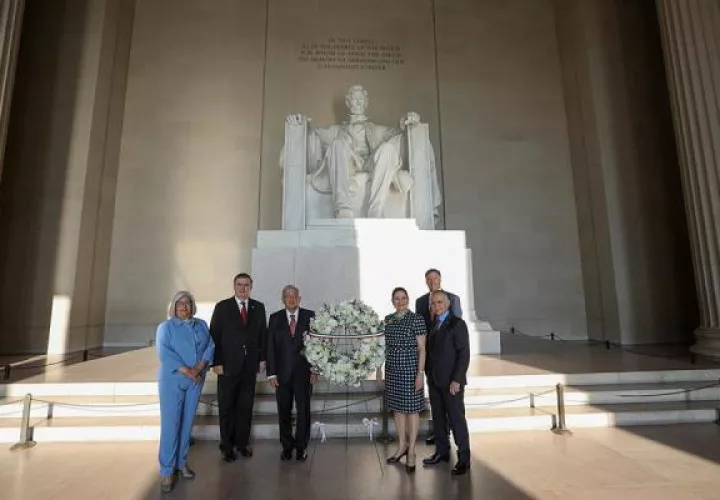 Andrés Manuel López Obrador (3i), posando con su comitiva frente al monumento a Lincoln este miércoles, en Washington (EE.UU.). López Obrador comenzó su viaje oficial a Washington, el primero que realiza al extranjero desde su llegada al poder en 2018. FOTO/EFE