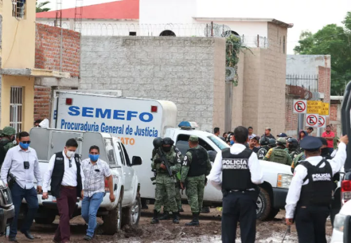 Personal Forense,Guardia Nacional y fuerzas de seguridad pública afuera del Centro de Rehabilitación donde fue la matanza. Fotos: EFE.