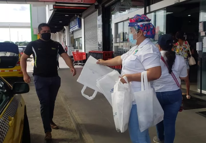 La Ley 1 de 19 enero de 2018 promueve el uso de bolsas reutilizables en comercios minoritas y mayorista en el territorio nacional. 