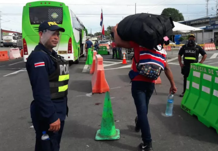 A los extranjeros se les verificó su temperatura y que portaran mascarilla o careta como parte de las medidas sanitarias. Fotos: Cortesía.