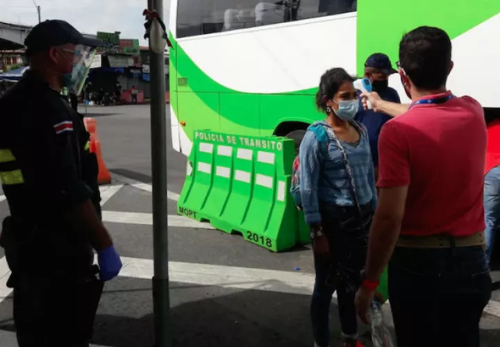 A los extranjeros se les verificó su temperatura y que portaran mascarilla o careta como parte de las medidas sanitarias. Fotos: Cortesía.