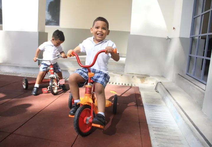 En niños menores de 5 años, el tiempo dedicado a actividades sedentarias frente a pantallas digitales no debe exceder de una hora.