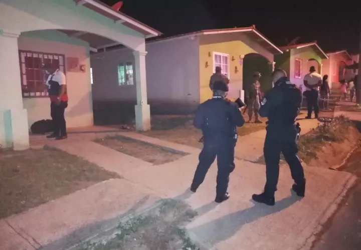 En la barriada Las Praderas,  también fueron retenidas ocho personas de las cuales cuatro eran mujeres consumiendo licor en la vía pública frente a una residencia