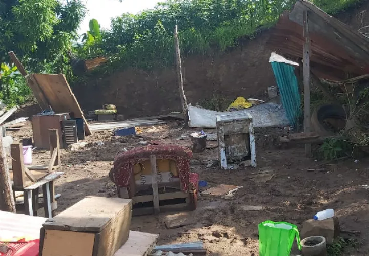 Las viviendas de madera y zinc sufrieron severos daños por el deslave. Fotos: Eric Montenegro.