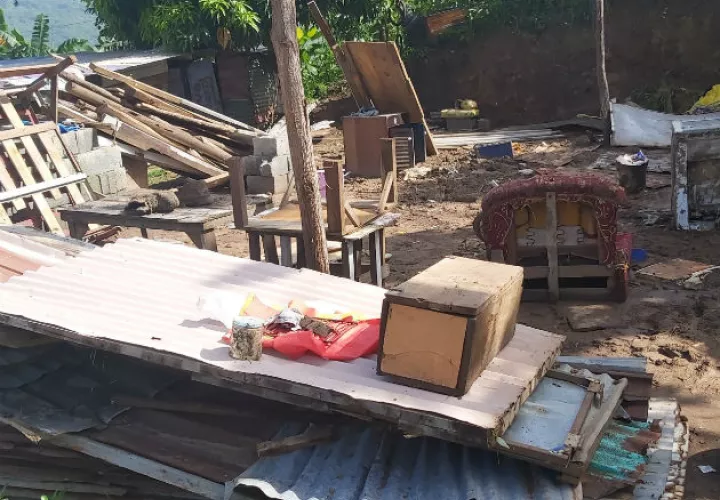 Las viviendas de madera y zinc sufrieron severos daños por el deslave. Fotos: Eric Montenegro.