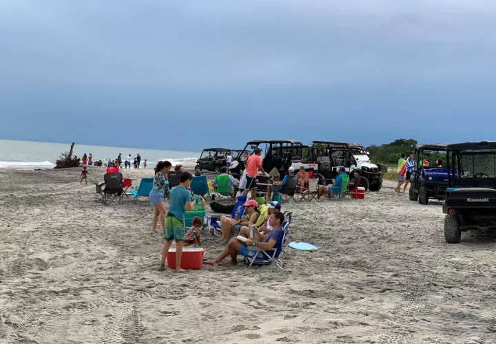 Un grupo de 24 personas violaron el toque de queda al realizar actividades en la playa Buenaventura.