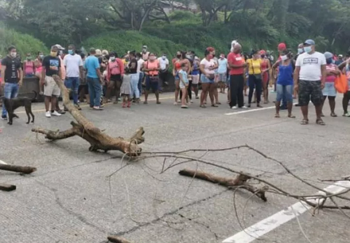 En ambos cierres, se generó un descomunal tranque vehicular. Fotos: Diómedes Sánchez.