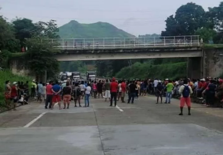 En ambos cierres, se generó un descomunal tranque vehicular. Fotos: Diómedes Sánchez.