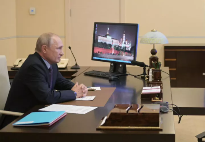 El presidente de la Federación de Rusia, Vladimir Putin, en su oficina en Moscú. Fotos: EFE.