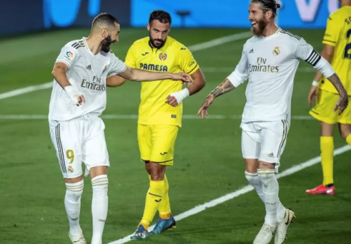 Benzema festaje con Sergio Ramos uno de sus goles. Foto:EFE