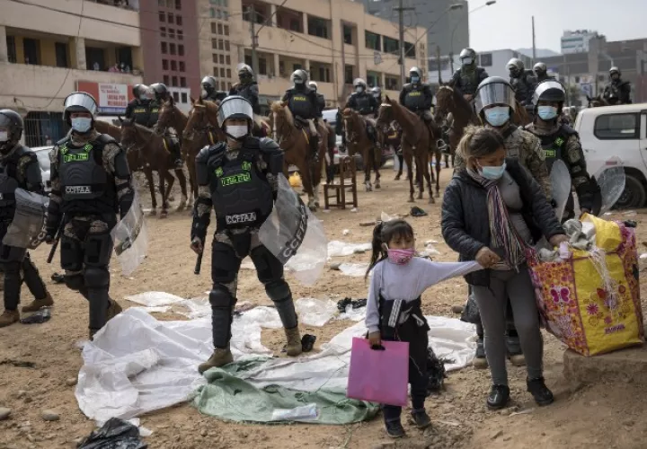 Policías peruanos empezaron a morir del coronavirus a altos índices tras recibir equipo de protección defectuoso, hecho ahora siendo investigado. Foto / Rodrigo Abd/Associated Press.