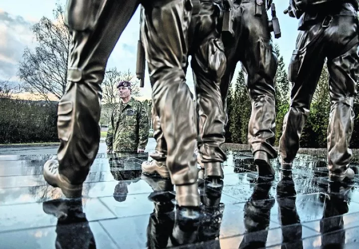 El general Markus Kreitmayr (atrás) ha llamado a la crisis en la unidad de KSK “la fase más difícil de su historia”. Foto / Laetitia Vancon para The New York Times.