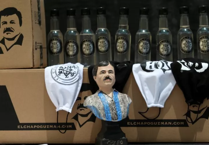 Algunos cárteles mexicanos han impuesto confinamientos. Sanitizador y cubrebocas con tema de El Chapo, en Guadalajara. Foto / Fernando Carranza/Reuters.
