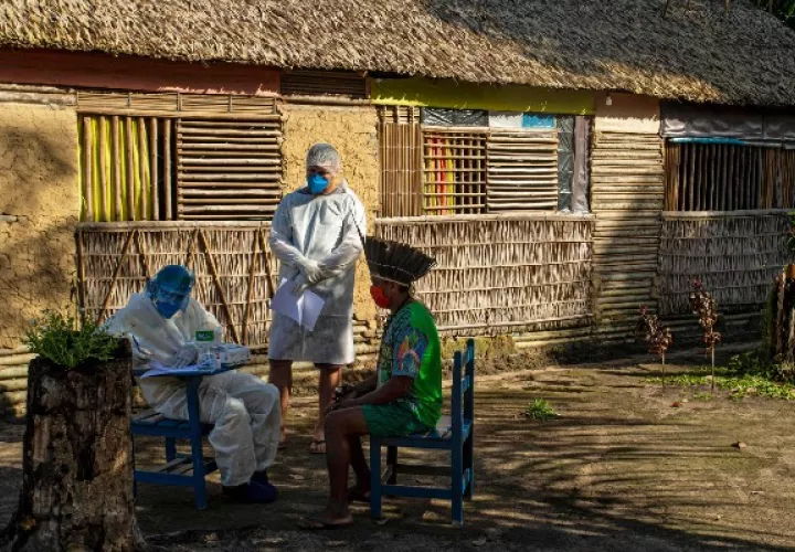 Trabajadores de la salud brasileños aplican una prueba a un líder kunaruara en el Estado de Pará. Foto / Tarso Sarraf/Agence France-Presse — Getty Images.