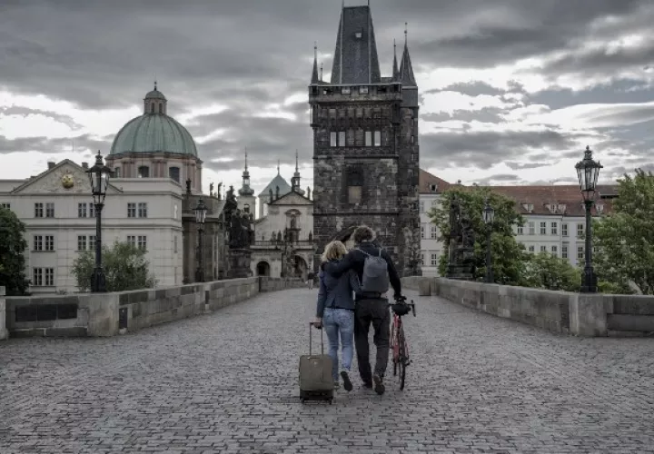 La Unión Europea relajó las restricciones de viaje a visitantes de 15 países el 1 de julio, pero algunos que viven en países excluidos desconocen cuando verán a sus parejas de nuevo. El puente Carlos en Praga. Foto / Laetitia Vancon para The New York Times.