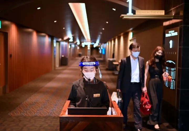 Japón ha lanzado una app de rastreo de contactos y aconseja evitar aglomeraciones. Un cine en Tokio en junio. Foto / Charly Triballeau/Agence France-Presse — Getty Images.