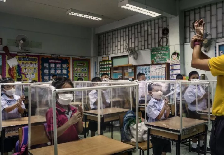 Alumnos en la Primaria Sawasdee Wittaya aprenden sobre el lavado de manos tras la reapertura de escuelas este mes. Foto / Adam Dean para The New York Times.