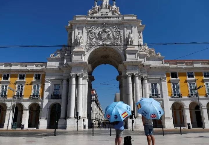 Los británicos siempre han sido los grandes turistas en el sur de Portugal. Guías de turistas solos. Foto / Rafael Marchante/Reuters.