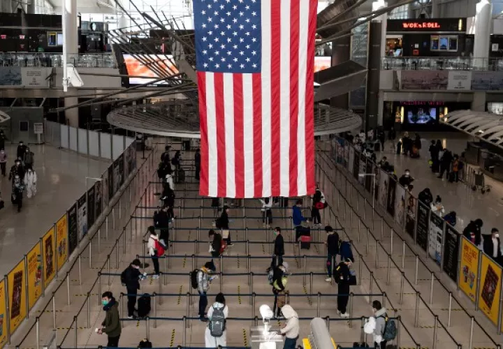 Viajeros de EE.UU. enfrentan mayores restricciones para entrar a otros países. Foto / Johannes Eisele/Agence France-Presse — Getty Images.