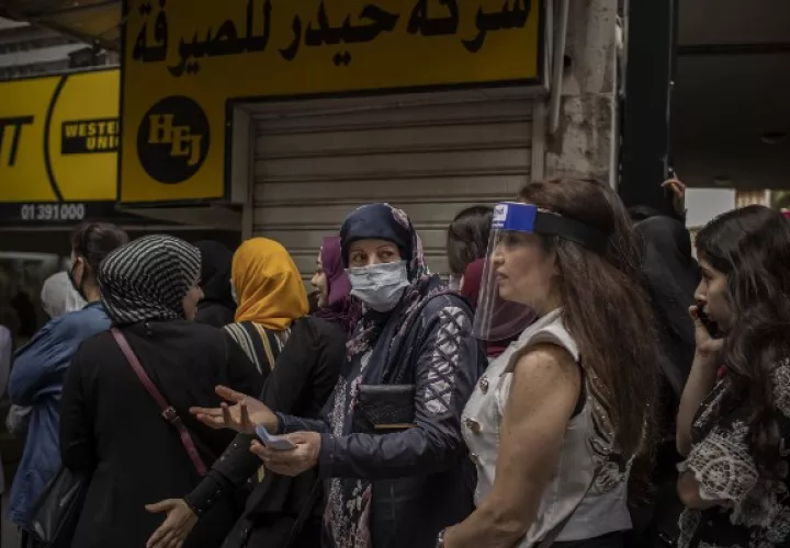 La moneda de Líbano ha colapsado por una “pirámide” del banco central. Una fila para comprar dólares en Beirut. Foto / Diego Ibarra Sánchez para The New York Times.