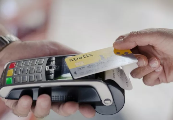 Bancos y tarjetas de crédito han elevado límites para que clientes hagan pagos sin contacto. Foto / Elliott Verdier para The New York Times.