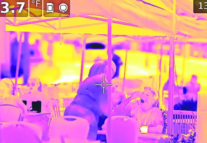 Una mujer en un restaurante al aire libre en Maplewood, Nueva Jersey, recibe una bebida caliente. Foto / Jonah M. Kessel/The New York Times.