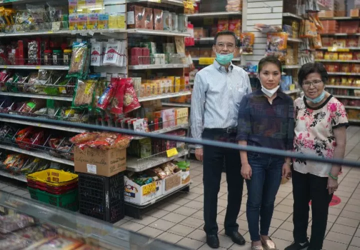 Sophia Ng Tsao convenció a sus padres de iniciar una tienda en línea para su tienda de abarrotes, Po Wing Hong. Foto / Chang W. Lee/The New York Times.