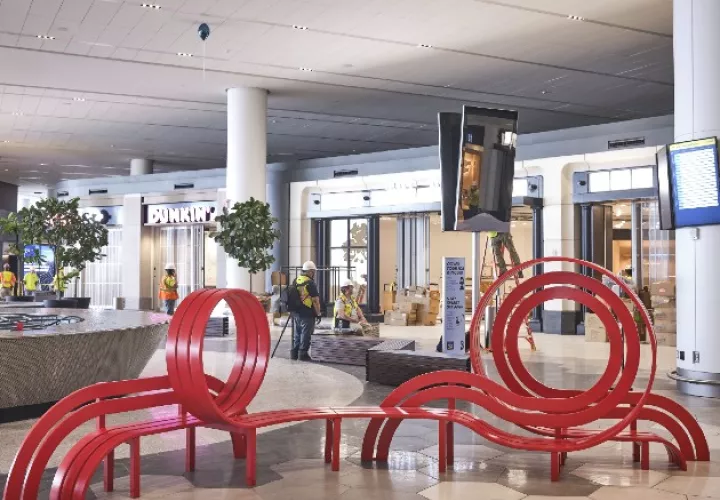 Las bancas color rojo brillante de Jeppe Hein están diseñadas para alentar la comunicación entre extraños. Foto / John Taggart para The New York Times.